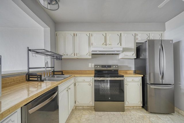 2525 S Shore DRIVE #22B, Milwaukee, WI 53207