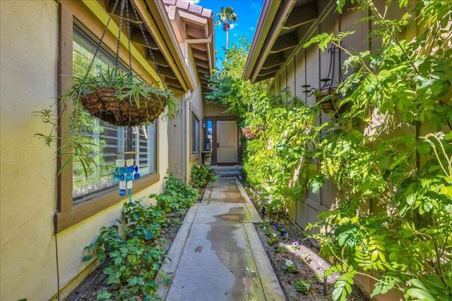 107 Tanglewood Trail, Palm Desert, CA 92211