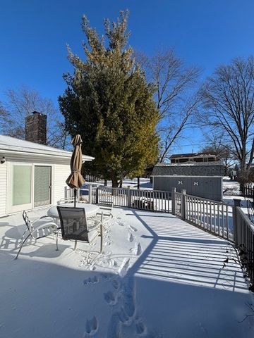 151 Rose Tree Lane, Lindenhurst, IL 60046