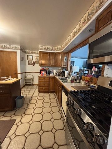 151 Rose Tree Lane, Lindenhurst, IL 60046