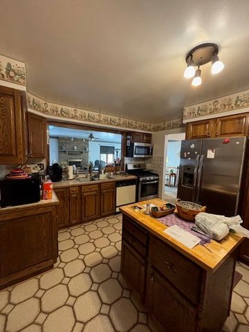 151 Rose Tree Lane, Lindenhurst, IL 60046