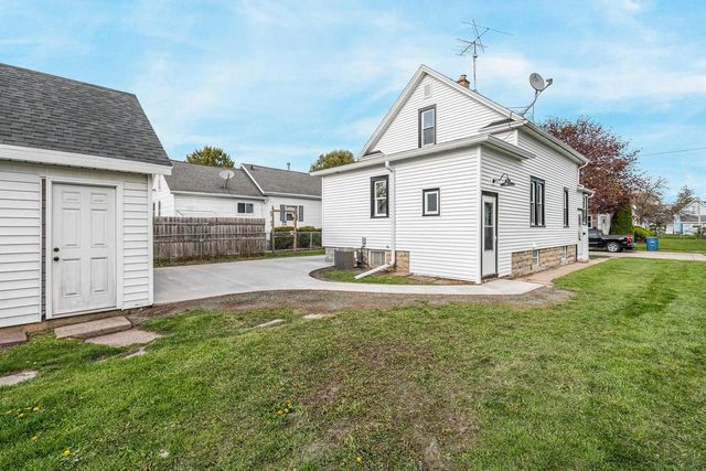 1421 CEDAR STREET, Oshkosh, WI 54901