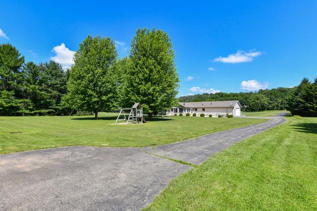 W5423 Briarwood ROAD, Elkhorn, WI 53121