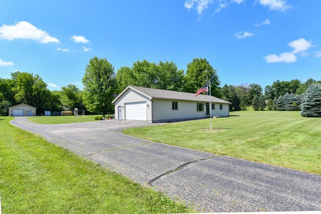 W5423 Briarwood ROAD, Elkhorn, WI 53121