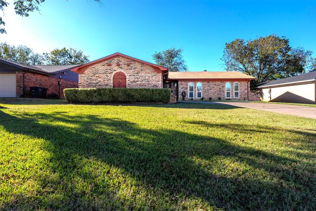 1244 Willowwood Drive, Cleburne, TX 76033