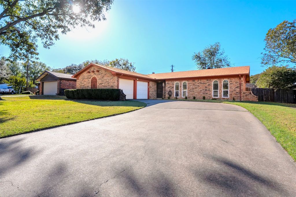 1244 Willowwood Drive, Cleburne, TX 76033