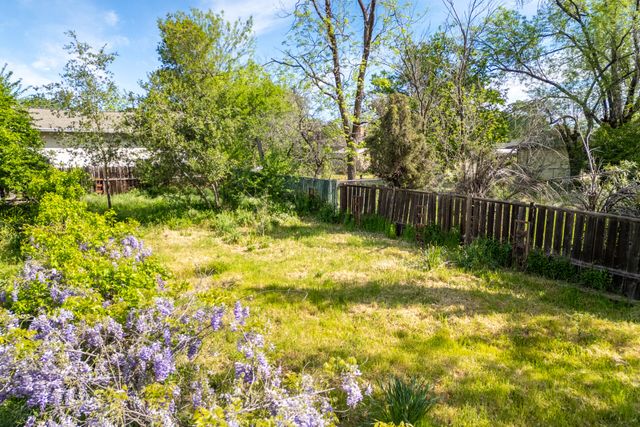 2855 Irwin Road, Redding, CA 96002