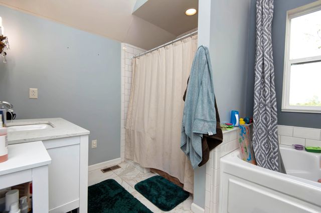 21207 Lawrence 1230, Aurora, MO 65605