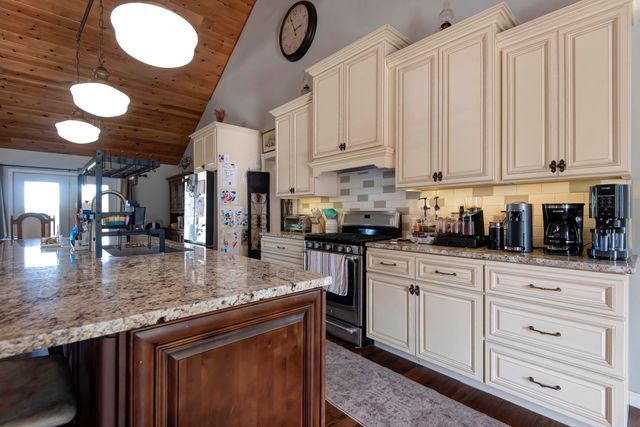 21207 Lawrence 1230, Aurora, MO 65605