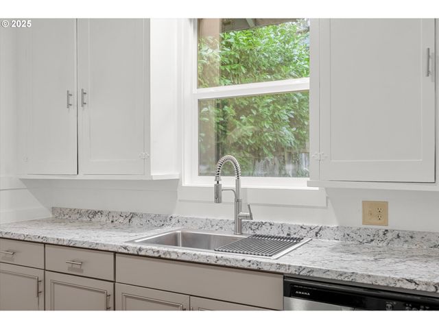 21835 WILLAMETTE Dr, West Linn, OR 97068