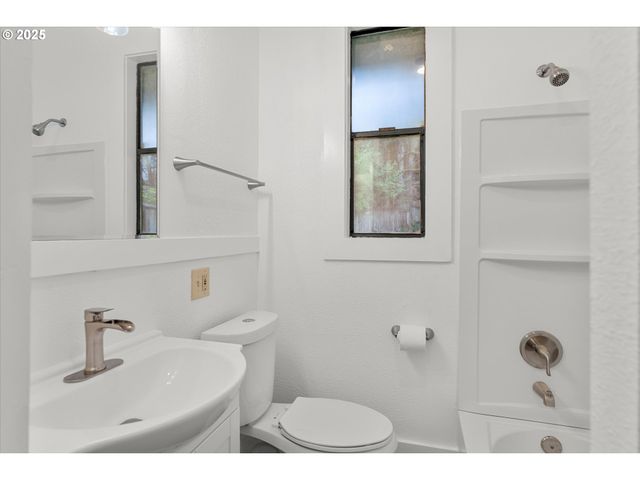 21835 WILLAMETTE Dr, West Linn, OR 97068