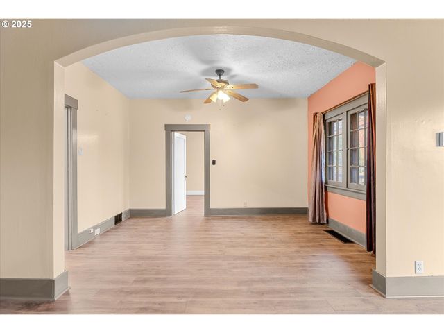 21835 WILLAMETTE Dr, West Linn, OR 97068