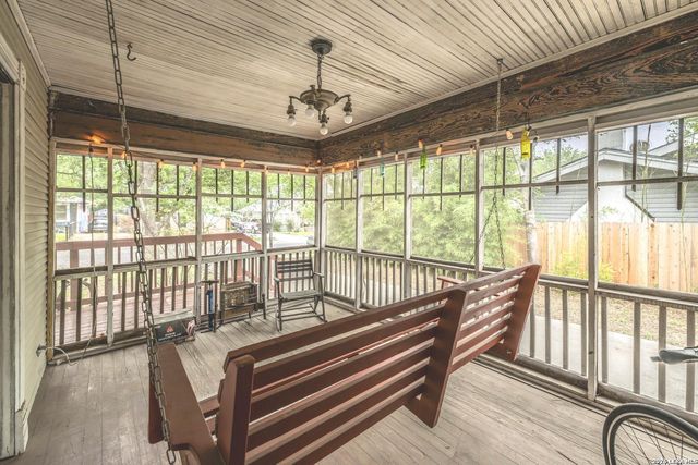 1136 W Russell, San Antonio, TX 78201