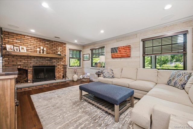 225 Laurel Lane, Laurel Hollow, NY 11791
