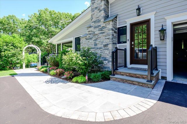 225 Laurel Lane, Laurel Hollow, NY 11791