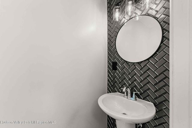 2961 Cottage Place, Hudson, NY 12534