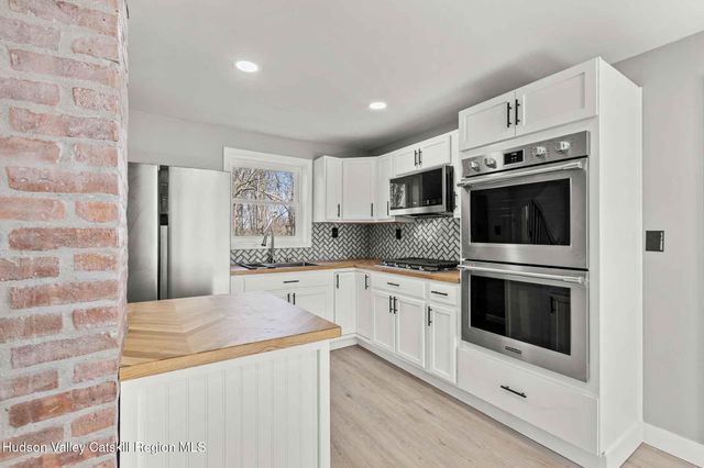 2961 Cottage Place, Hudson, NY 12534