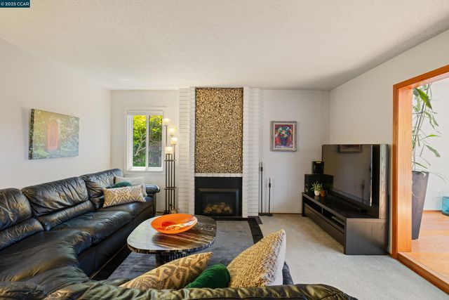 925 Tara Hills Dr, Pinole, CA 94564