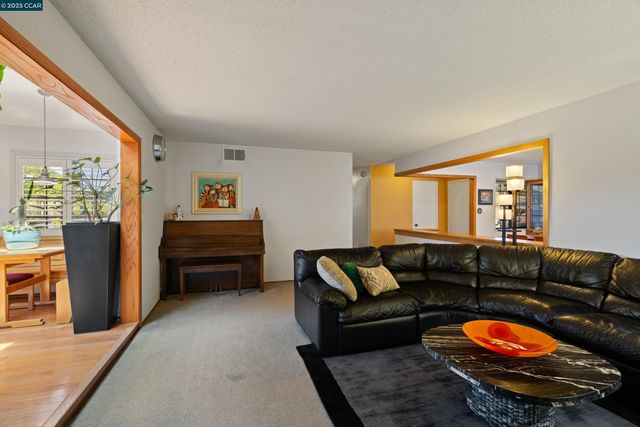 925 Tara Hills Dr, Pinole, CA 94564