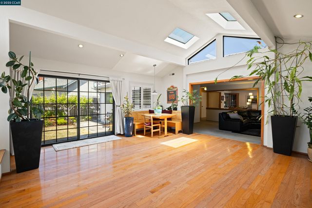 925 Tara Hills Dr, Pinole, CA 94564