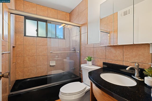 925 Tara Hills Dr, Pinole, CA 94564