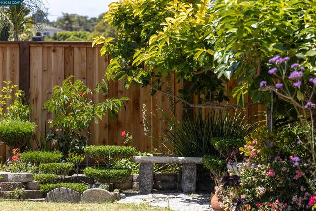 925 Tara Hills Dr, Pinole, CA 94564