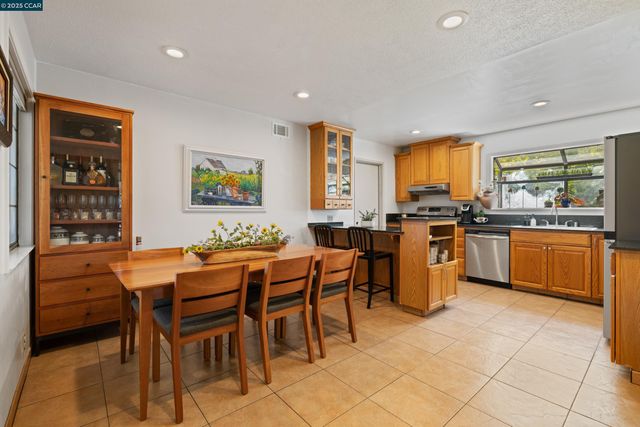 925 Tara Hills Dr, Pinole, CA 94564