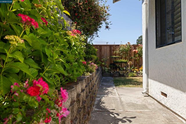 925 Tara Hills Dr, Pinole, CA 94564