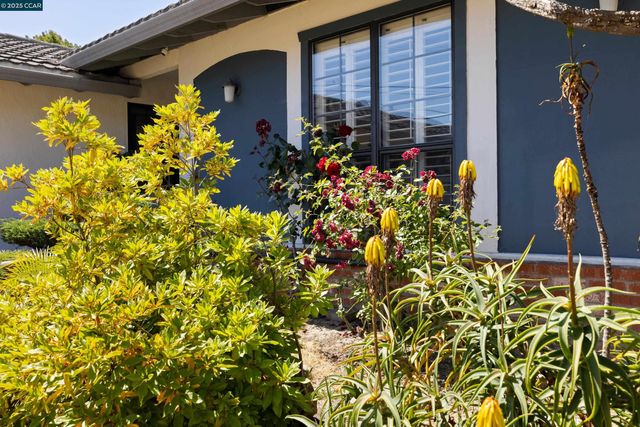 925 Tara Hills Dr, Pinole, CA 94564