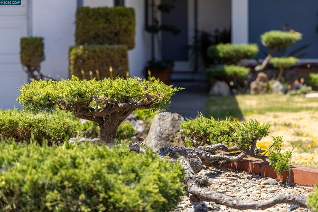925 Tara Hills Dr, Pinole, CA 94564