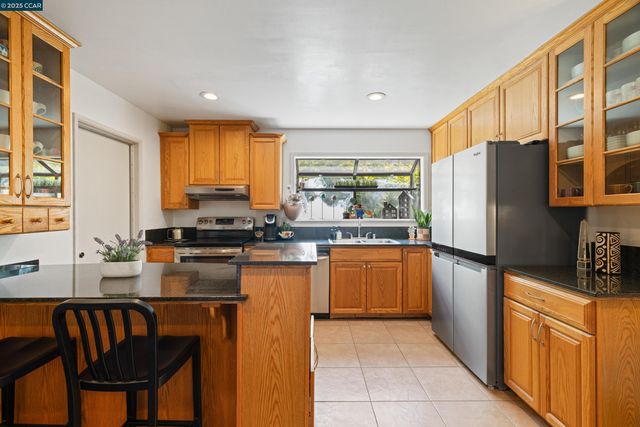 925 Tara Hills Dr, Pinole, CA 94564
