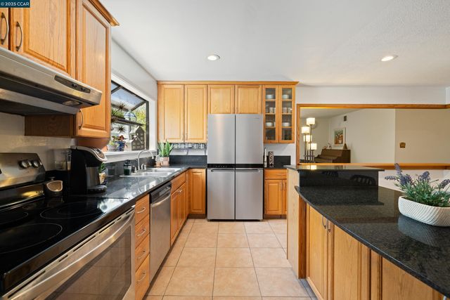 925 Tara Hills Dr, Pinole, CA 94564