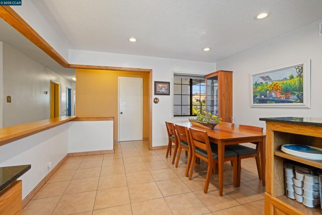 925 Tara Hills Dr, Pinole, CA 94564