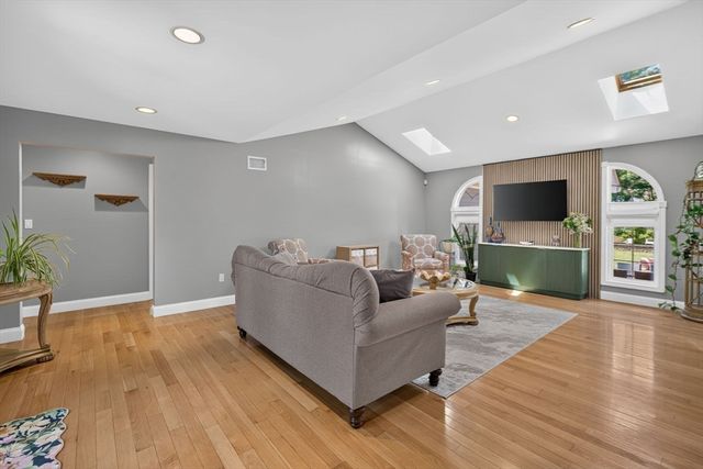 63 Ansel White Dr, Acushnet, MA 02743
