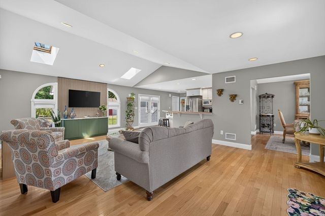 63 Ansel White Dr, Acushnet, MA 02743