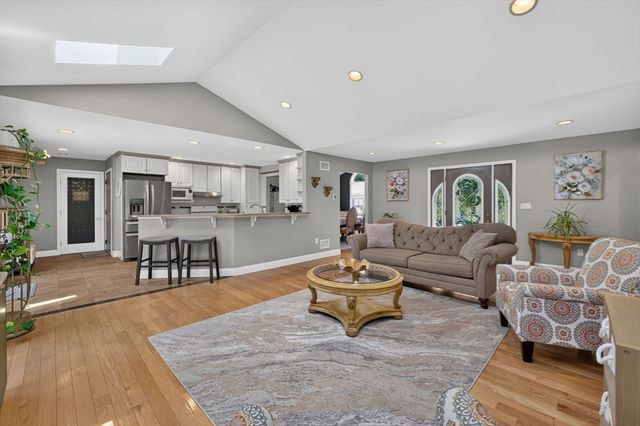 63 Ansel White Dr, Acushnet, MA 02743
