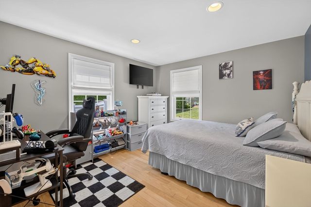 63 Ansel White Dr, Acushnet, MA 02743