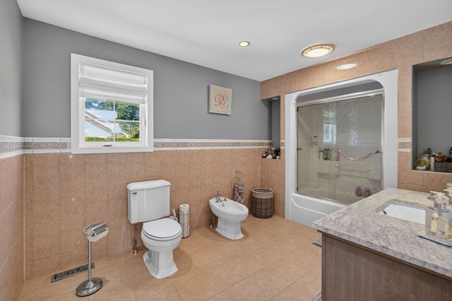 63 Ansel White Dr, Acushnet, MA 02743