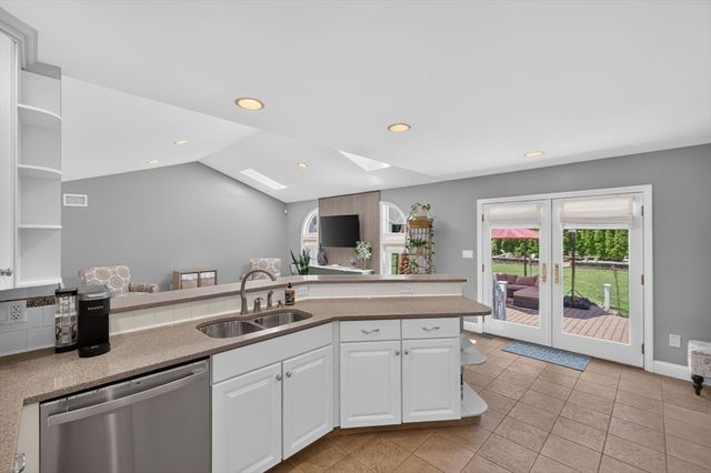 63 Ansel White Dr, Acushnet, MA 02743