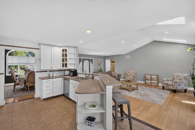 63 Ansel White Dr, Acushnet, MA 02743