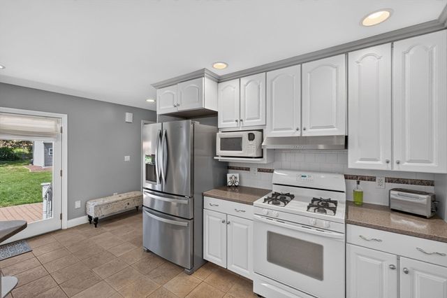 63 Ansel White Dr, Acushnet, MA 02743
