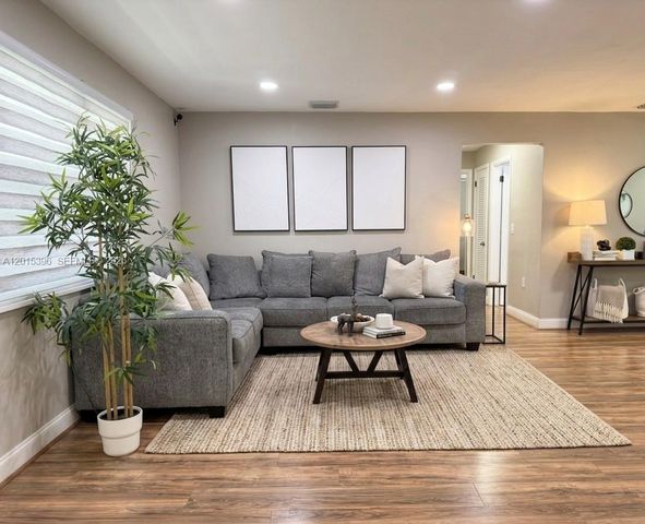 7860 NW 10th St, Pembroke Pines, FL 33024