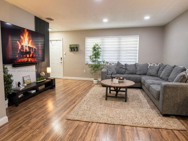 7860 NW 10th St, Pembroke Pines, FL 33024