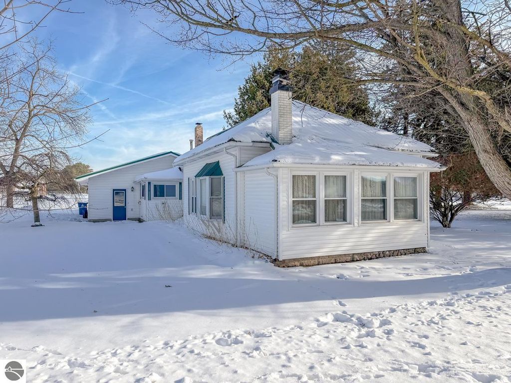 Image 3 of property listing at 210 Barbour, Coleman, MI 48618