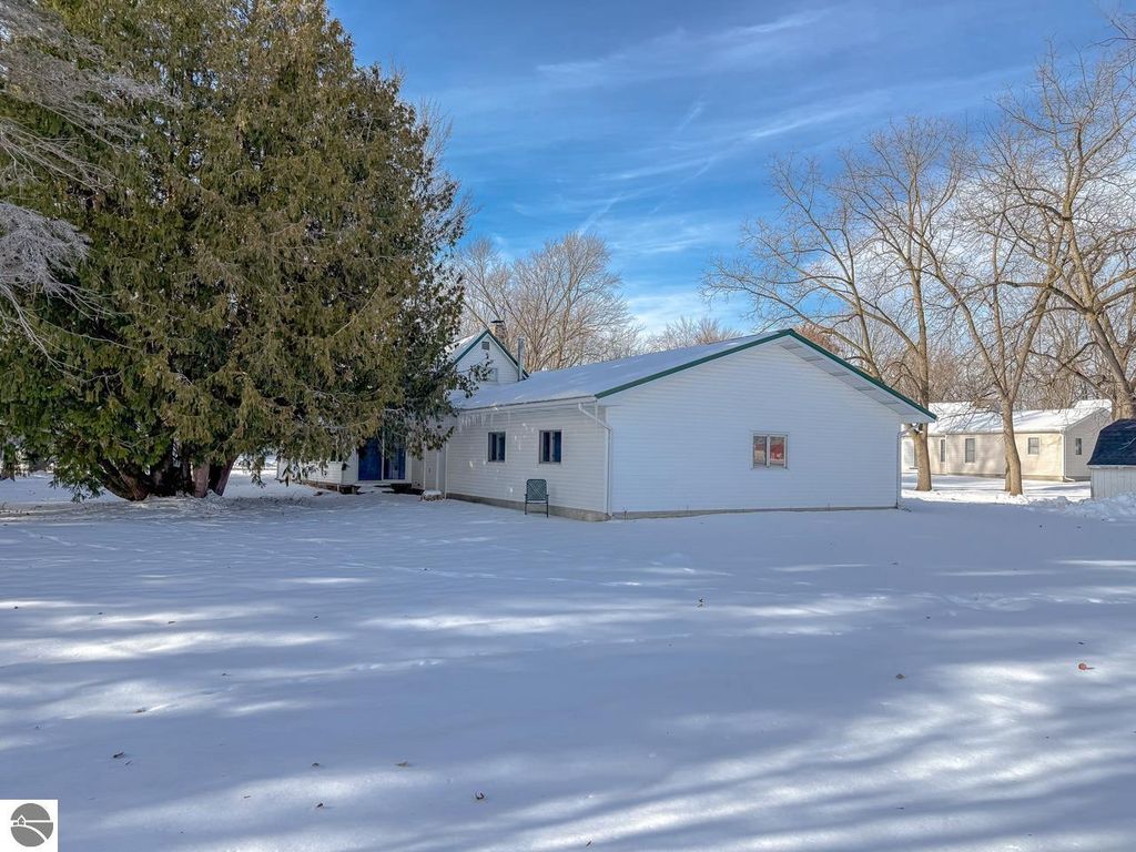 Image 5 of property listing at 210 Barbour, Coleman, MI 48618