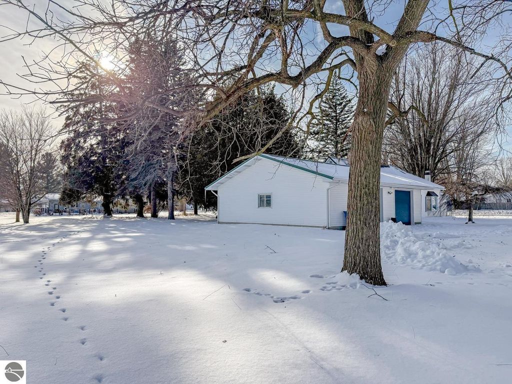 Image 6 of property listing at 210 Barbour, Coleman, MI 48618