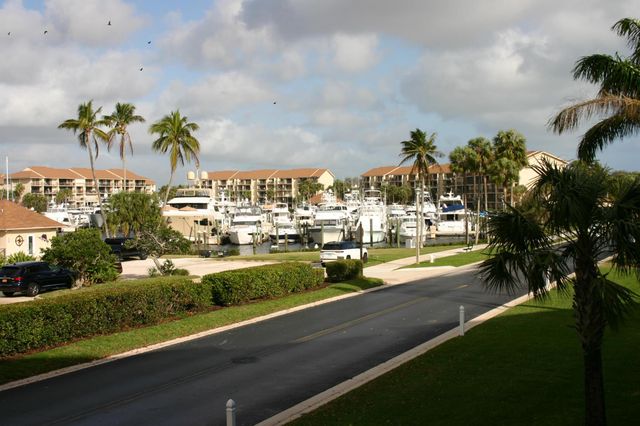 901 Seafarer Circle 201, Jupiter, FL 33477