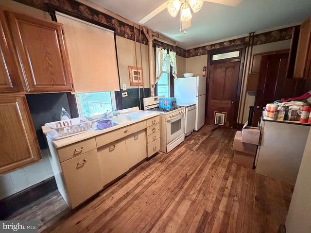 63 N MARKET ST, Fawn Grove, PA 17321