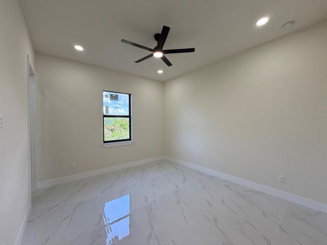 515 Kingsbury Lane, Lehigh Acres, FL 33974