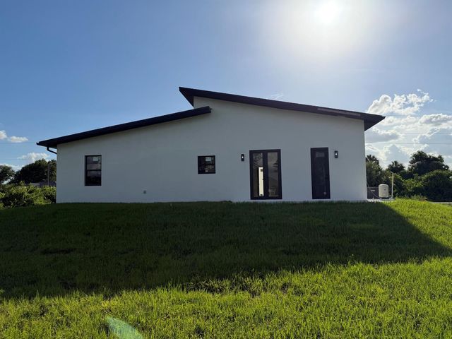 515 Kingsbury Lane, Lehigh Acres, FL 33974
